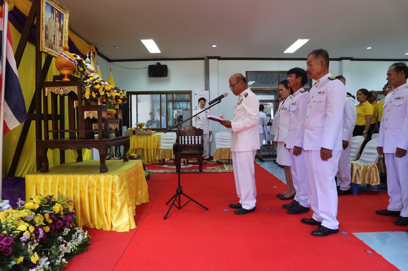 พระราชทานพระบรมฉายาลักษณ์ พระบาทสมเด็จพระเจ้าอยู่หัวและสมเด็จพระนางเจ้าฯ พระบรมราชินี เนื่องในโอกาสมหามงคลพระราชพิธีบรมราชาภิเษก พุทธศักราช 2562